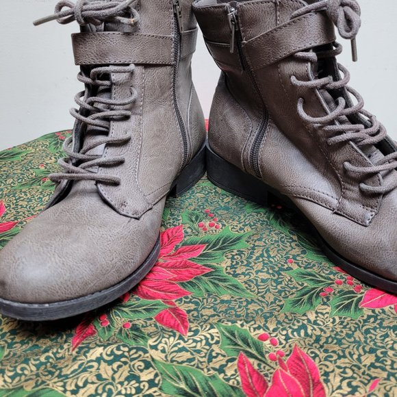 Ladies Le Chateau heeled boots, size 10 - Picture 2 of 5